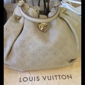 Louis Vuitton
XL Hobo Mahina Leather